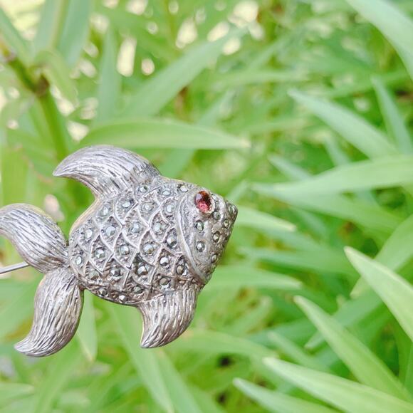 Vintage Silver Marcasite Fish Brooch with Garnet Eye Mid Century 1955–66 Pin - Picture 2 of 10